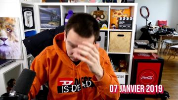 Le sweatshirt à capuche Orange "Diesel is Dead !" de Domingo dans la vidéo YouTube 3 MOIS APRÈS, QUE SONT-ILS DE­VE­NUS ?