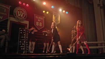 La falda negra usada por Betty Cooper (Lili Reinhart) en Riverdale S03E16