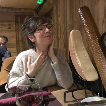 The sweater in white as worn by Nora Hamzawi on his account Instagram @norahamzawi