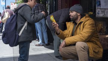 La moutarde Parka Veste portée par Karim Washington (Ben Kingsley-Adir) dans L'ARTHROSE (S02E01)