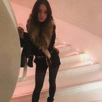 La chaqueta de cuello de piel en la cuenta de Instagram de @Mercuryoctavie