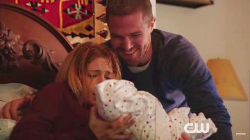 Chandail porté par Oliver Queen (Stephen Amell) comme on le voit en Flèche S07E16