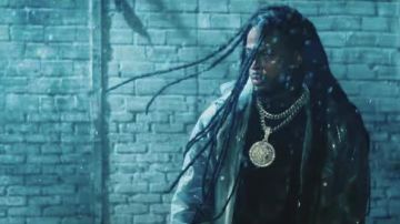 La grosse chaine avec grosse médaille en or de Kalash son clip Bonda Manmanw