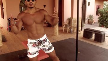 Le short blanc à fleurs de Bodytime dans la vidéo Youtube Musculation à la PNL - S'en­trai­ner comme Ademo & NOS