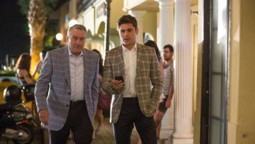 The blazer beige tile Jason Kelly (Zac Efron) in Dirty Grandpa