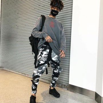 Le sweatshirt gris de Scarlxrd sur son compte Instagram @Scarlxrd