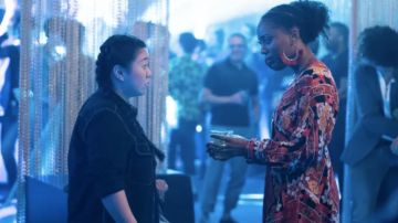 Vestido tribal rojo usado por Malika Williams (Zuri Adele) como se ve en Good Trouble S01E10