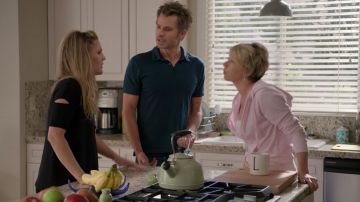 The black top of Sheila Hammond (Drew Barrymore) in Santa Clarita Diet S02E08