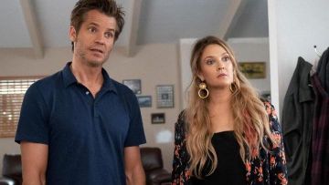 The blazer fleuri Sheila Hammond (Drew Barrymore) in Santa Clarita Diet S03E01