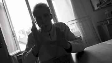 Le sweatshirt porté par Loxley dans le clip Nos gènes de L'or du communfeat. Isha