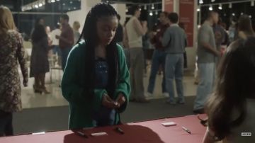 The green jacket of Beth Pearson teenager (Rachel Hilson) in This is Us S03E13