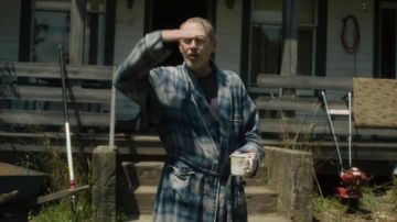 Vestido a cuadros azul de Farmer Miller (Steve Buscemi) en The Dead Don't Die