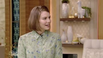 Fleur verte Shirt porté par Lauren Cohan sur VIVRE avec Kelly et Ryan 3 avril 2019