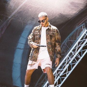 White ripped shorts in white worn by DJ Snake as seen on the In­sta­gram Ac­count of @Stwuf­f905
