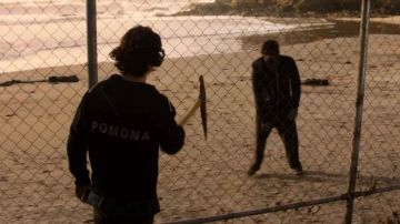 Sudadera con capucha Pomona usada por Chris Manawa (Lorenzo James Henrie) como se ve en Fear the Walking Dead S02E02