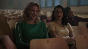 El suéter verde con perla usado por Betty Cooper (Lili Reinhart) en Riverdale S03E16