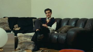 El cárdigan azul con reversos marrones de Jacques de Bascher (Louis Garrel) en Saint Laurent