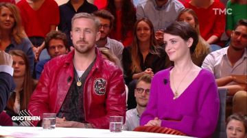 Le blouson rouge avec patch Gorille de Ryan Gosling dans Quotidien