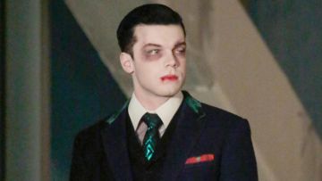 Violet Costume porté par Jérémie Valeska (Cameron Monaghan) comme on le voit dans Gotham S04E22