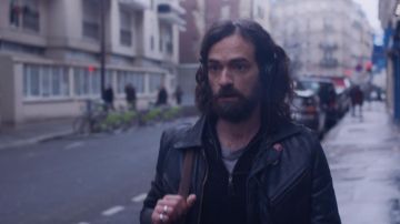 The leather jacket Vernon Subutex (Romain Duris) in Vernon Subutex S01E01
