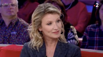 The earrings of Alexandra Lamy in Strongly Sunday 31 march 2019