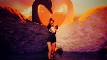 Le combishort noir avec dentelle blanche de Jennie Kim dans le clip Kill This Love des BlackPink