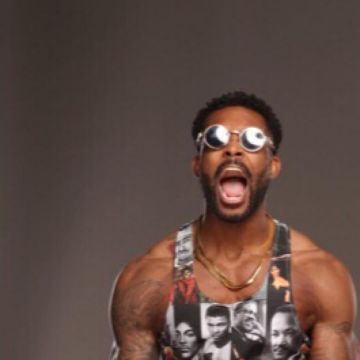 Lente negra con contorno dorado gafas de sol usadas por Montez Ford en su cuenta de Instagram @Montezfordwwe