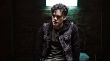 Veste en jean porté par Landon Kirby (Aria Shahghasemi) dans les Legs S01E01