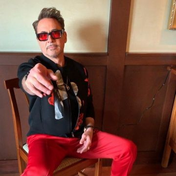 Jacket with black flower worn by Robert Downey Jr. on his In­sta­gram Ac­count @Robert­downeyjr