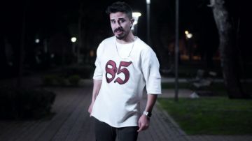 85 t-shirt porté par Halil Ibrahim Göker dans son Timsah de la musique de la vidéo