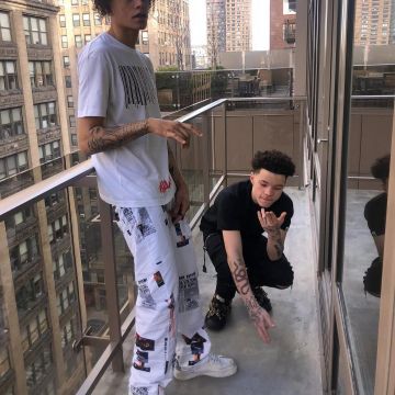The pants worn by a friend Lil Mosey on the account Instagram @Ybouah | Spotern