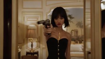 The dress / strapless black buttons of Anna (Sasha Luss) in Anna