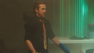 Golden Tie worn by Sebastian (Ryan Gosling) as seen in La La Land