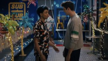 Le sweatshirt gris à bandes porté par Brooks Rattigan (Noah Centineo) dans The Perfect Date