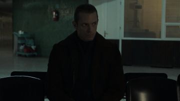 La veste en cuir marron aspect daim col "bord-côtes" porté par Erik (Joel Kinnaman) dans Hanna S01E01