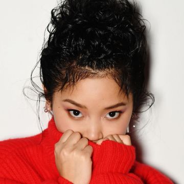 Suéter rojo usado por Lana Condor en su cuenta de Instagram @Lanacondor