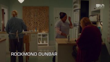 La escultura de pared de madera en el apartamento de abby Clark (Connie Britton) en 9-1-1