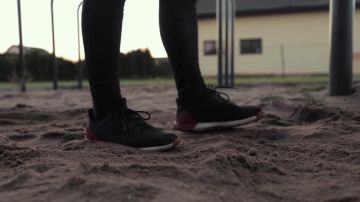 Les sneakers dans la vidéo BA­CKYARD SESH with the GANG was MAD