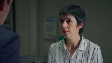 La camisa blanca a rayas de Anne Olivieri (Marie Daguerre) en Plus belle la vie temporada 13