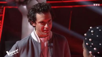 La chaqueta bomber gris que lleva Mika en La Voz: la voz más bella del 14/04/2019