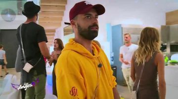 The sweatshirt hoody yellow/orange in The Angels 9 - Episode 54