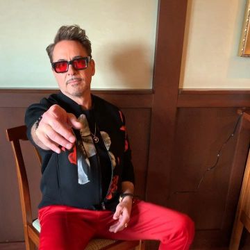 Sunglasses red of Robert Downey Jr. on his account Instagram @robertdowneyjr