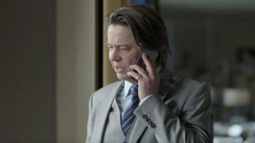 El traje de 3 piezas de Mathias Barneville (Thibault de Montalembert) en Dix Pour Cent S01E01