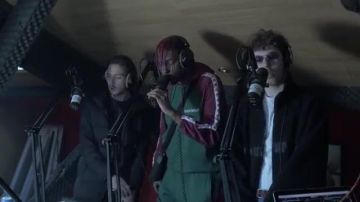 La chaqueta de mitad de temporada usada por Lord Esperanza en el video LORD ESPERANZA x NELICK x YOUV DEE x YOURI - Freestyle CURFEW en OKLM Radio