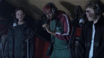 Todo el chándal usado por Youv Dee en el video LORD ESPERANZA x NELICK x YOUV DEE x YOURI - Freestyle CURFEW en OKLM Radio