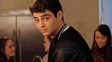 Le blouson Teddy en cuir noir de Brooks Rattigan (Noah Centineo) dans The Perfect Date