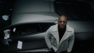 La veste col mouton portée par Dosseh dans son clip Le bruit du silence
