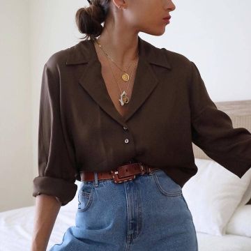 La chemise marron sur le compte Ins­ta­gram de @Ma­keo­ver­geekk