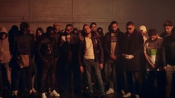 Le blouson à col fourrure de Hayce Lemsi dans son clip Dimanche Lokos