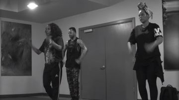 The black t-shirt Ivy Park with logo on the sleeve worn by Beyoncé in Homecoming: A Film by Beyoncé